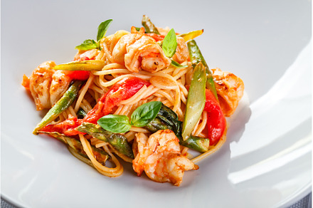 Pasta with shrimps, green asparagus