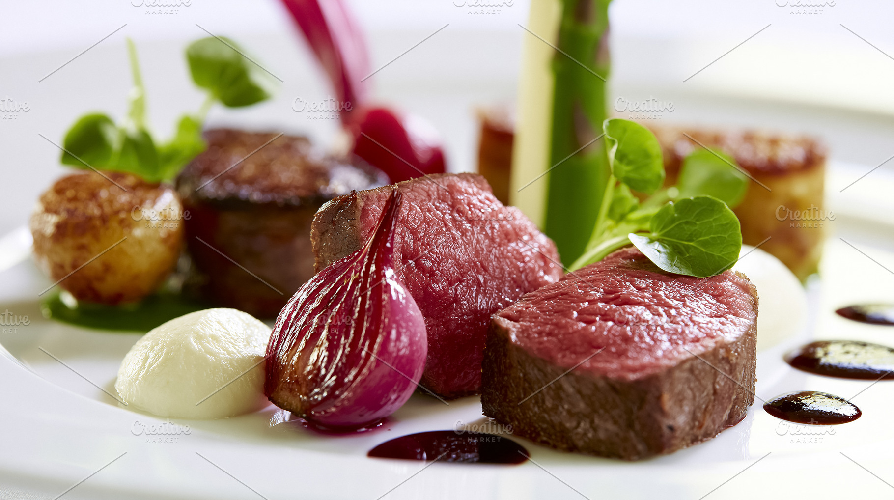 Gourmet beef fillet steak with roasted red onion, asparagus, potatoes, and rich, a Photo by Studio ANNA