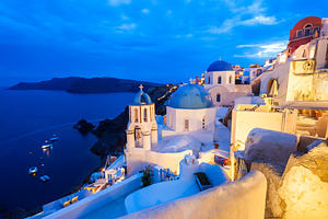 Oia town in Santorini, a Photo by saiko3p