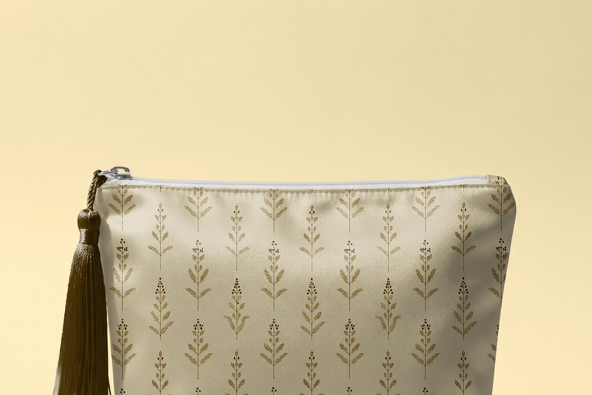 Satin Cosmetic Bag Mockup PSD, a Household Mockup by 1001 mockups (Photo 10 of 13)