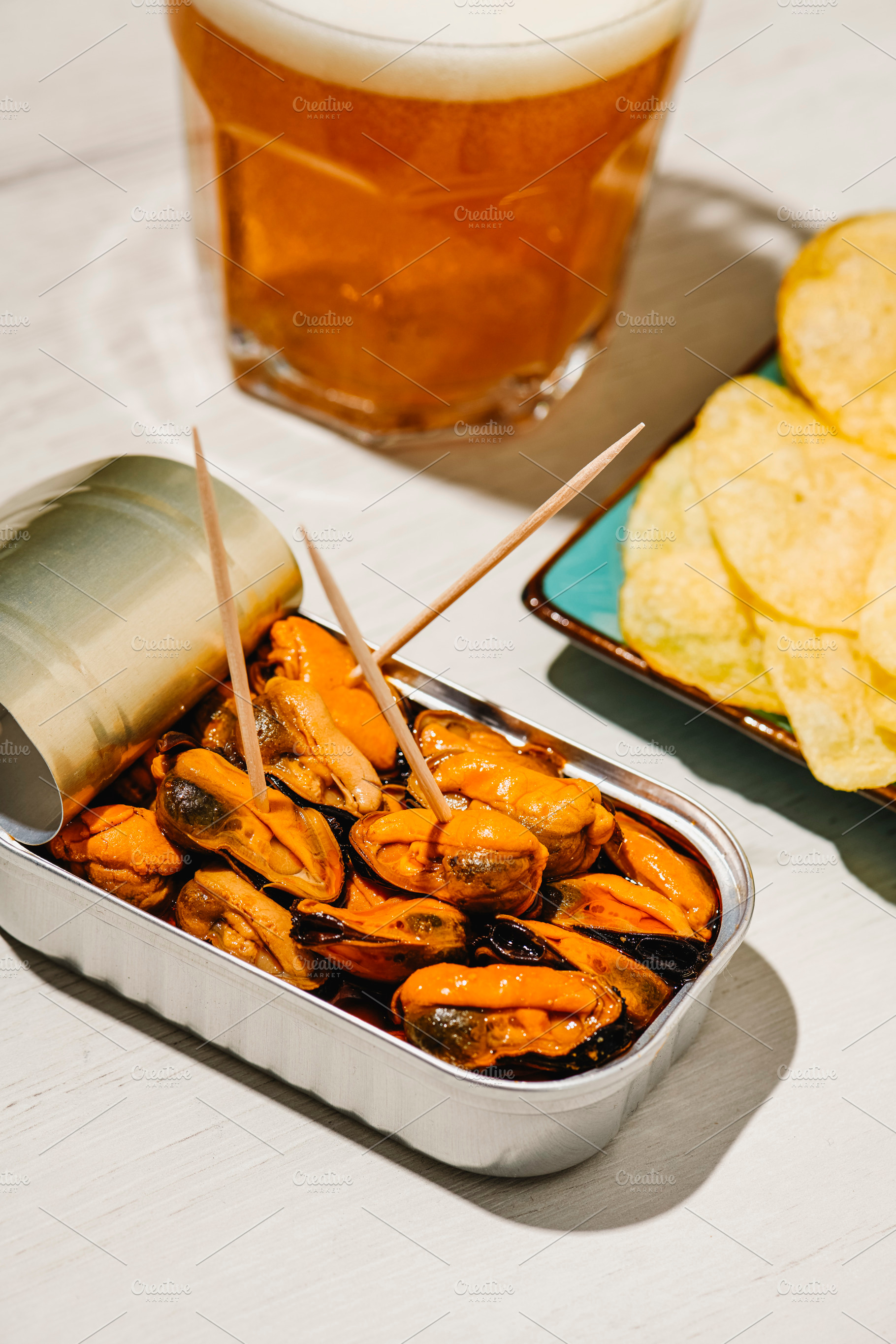 beer, mussels and potato chips appetizer, a Photo by Nito