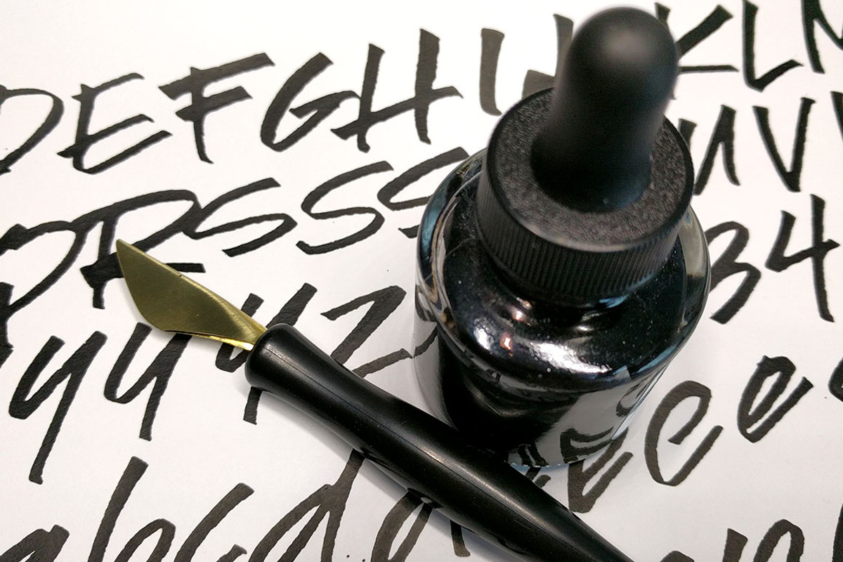 Saboteur: a moody inky font preview 5