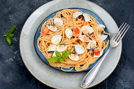 Dish of spaghetti with clams, a Photo by MLunov MLunov