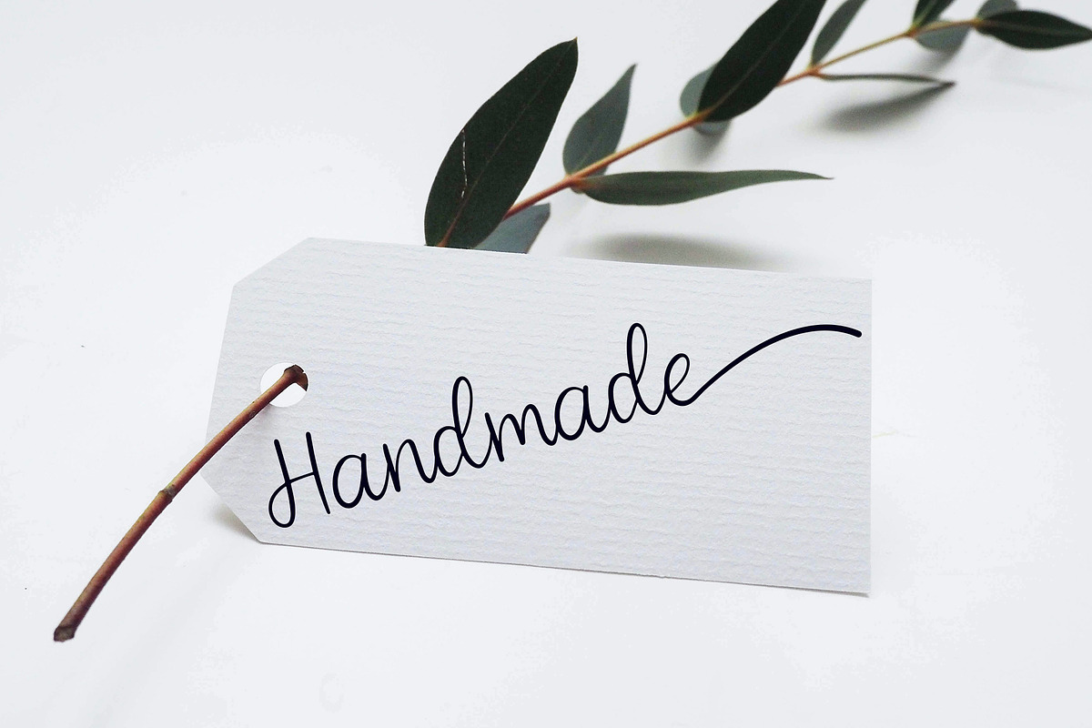 Amelinda, a Script Font by Tsurayya Studio (Photo 3 of 10)