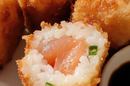 Crispy sushi rolls served with sauce, a Photo by Beautiful things