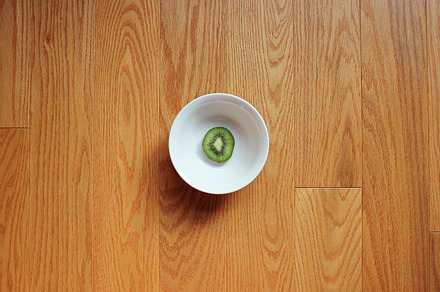 Sliced kiwi in a white bowl