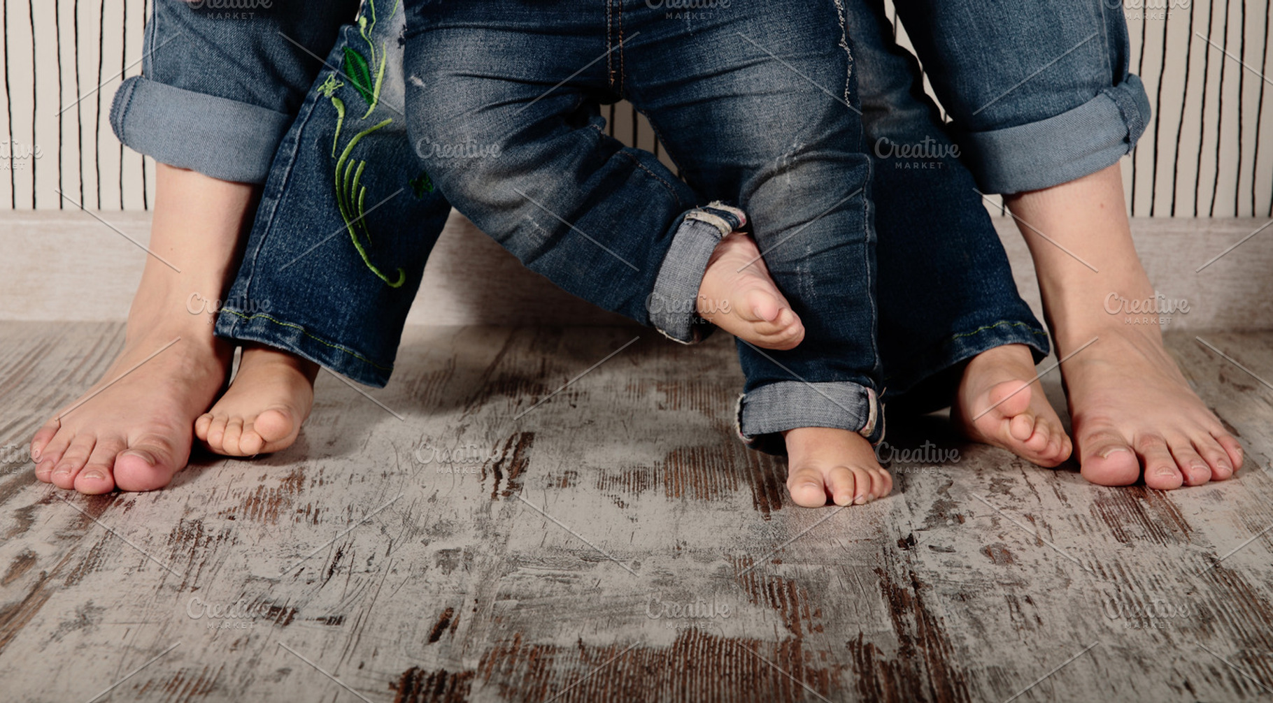 Family barefoot containing family, generation, and jeans, a Person Photo by De todo un poco