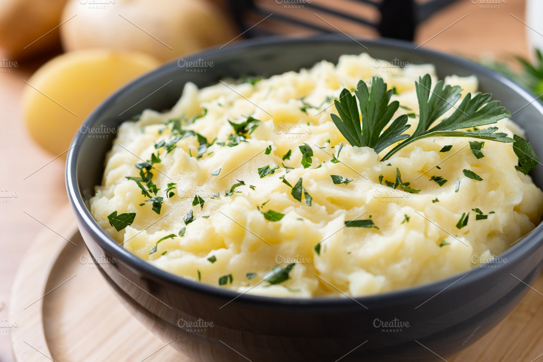 Creamy mashed potatoes with parsley and fresh ingredients, a Photo by etorres69