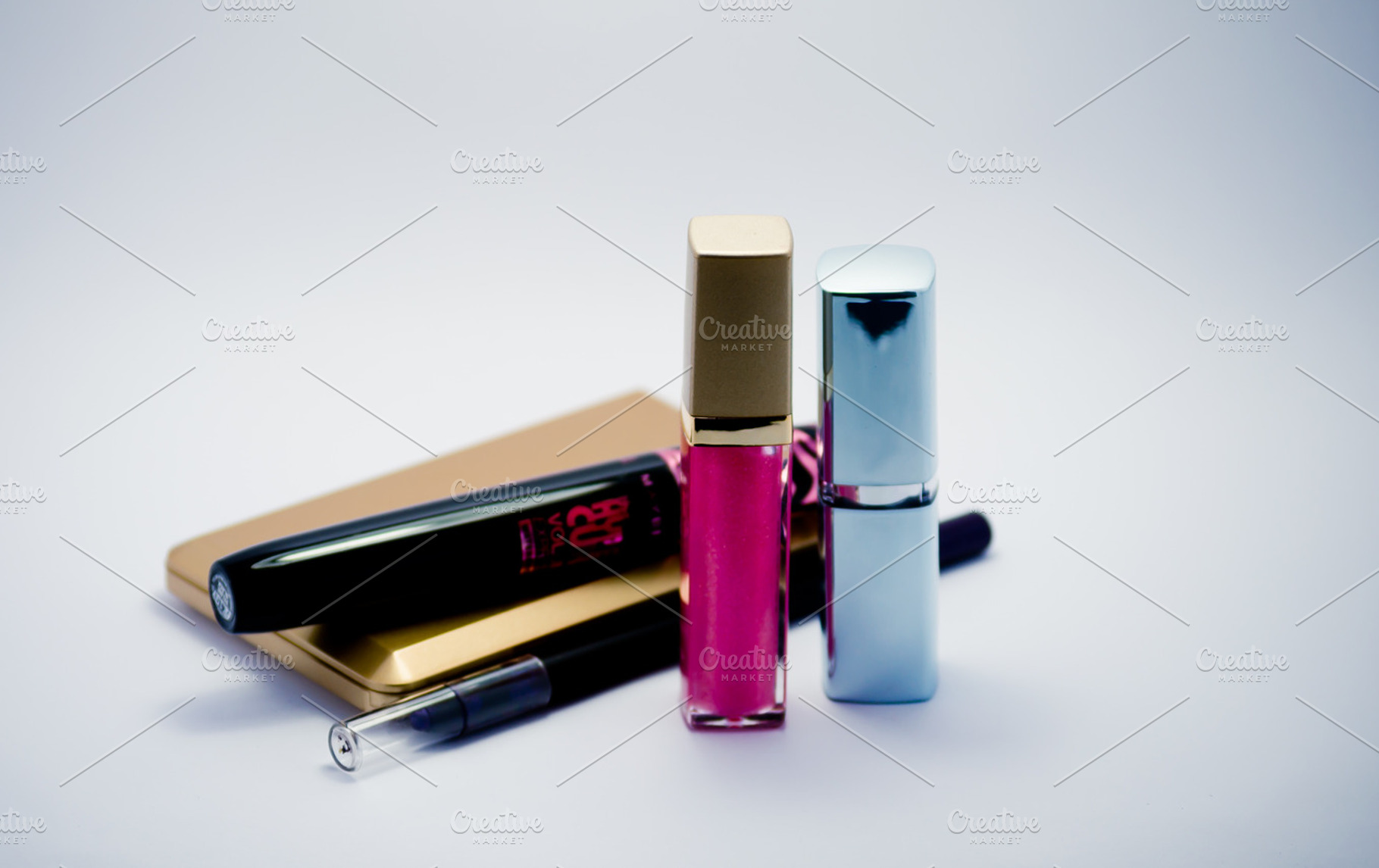 Cosmetic set containing accessories, bags, and beauty