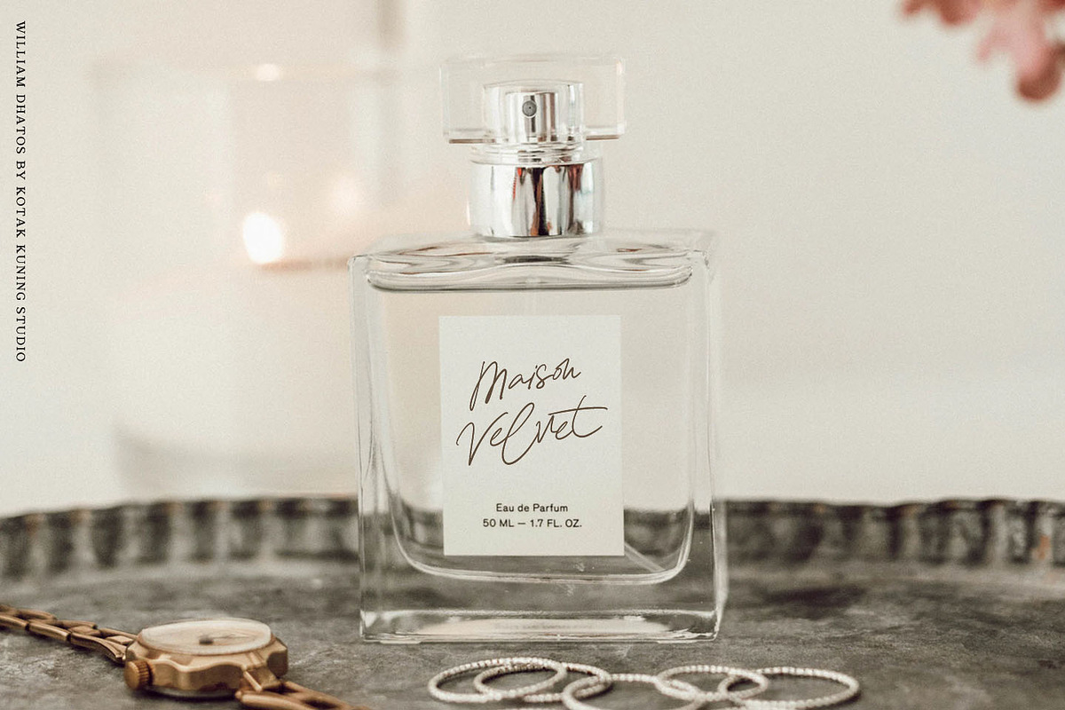 William Dhatos - Stylish Handwritten, a Script Font by Kotak Kuning Studio (Photo 10 of 10)