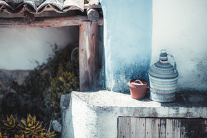 Demijohn and clay pot on ledge, a Wallpaper Photo by SkyNext