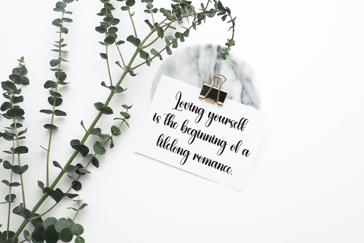 Vintage | Script Font, a Handwritten Font by Scratchones (Photo 3 of 8)