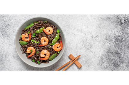 Stir-fried soba noodles with shrimps