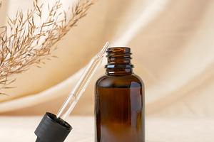 Serum bottle with pipette natural