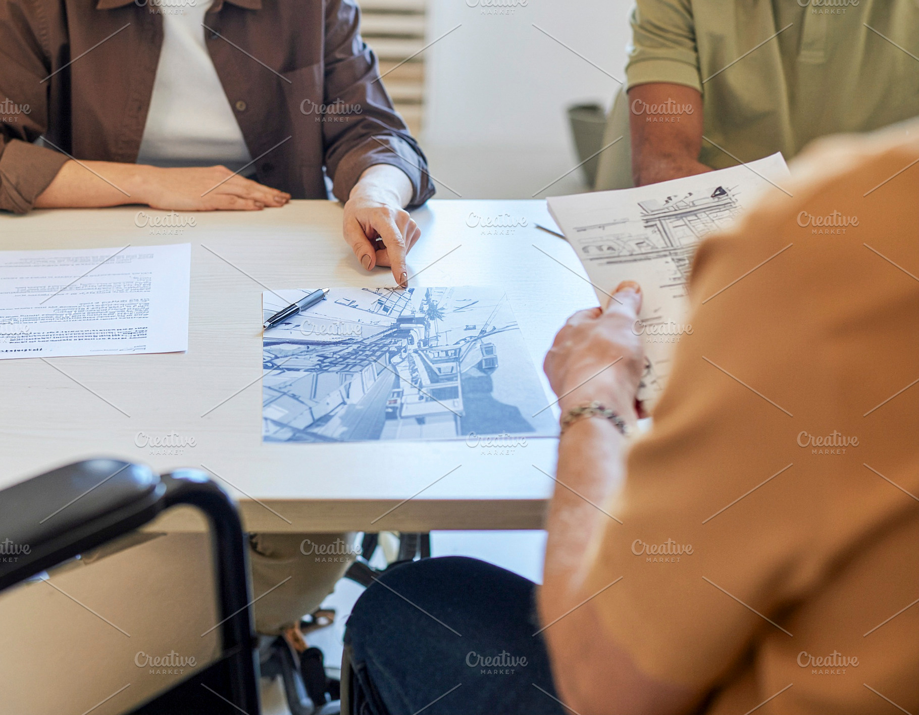 Collaborative planning meeting around table, a Photo by DanFLCreativo