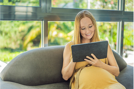 Mobile pregnancy online maternity, a Technology Photo by Elizaveta Galitskaya