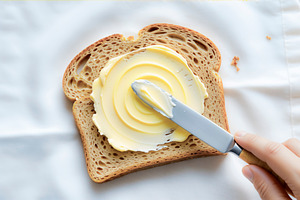 Spreading creamy butter, a Photo by rarrarorro