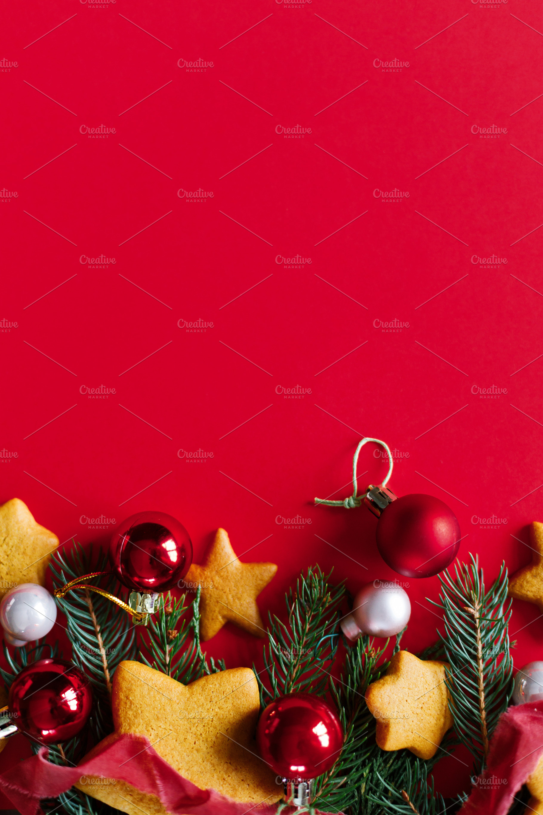 Christmas background with gingerbread cookies, fir branches, red, a Photo by Sonjachni