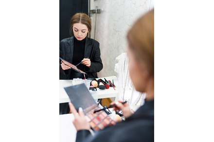 Vertical photo of a woman making up, a Beauty & Fashion Photo by Iván Moreno STOCK PHOTO