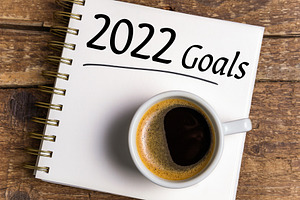 New year goals 2022 on desk