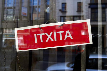 closed sign in Basque