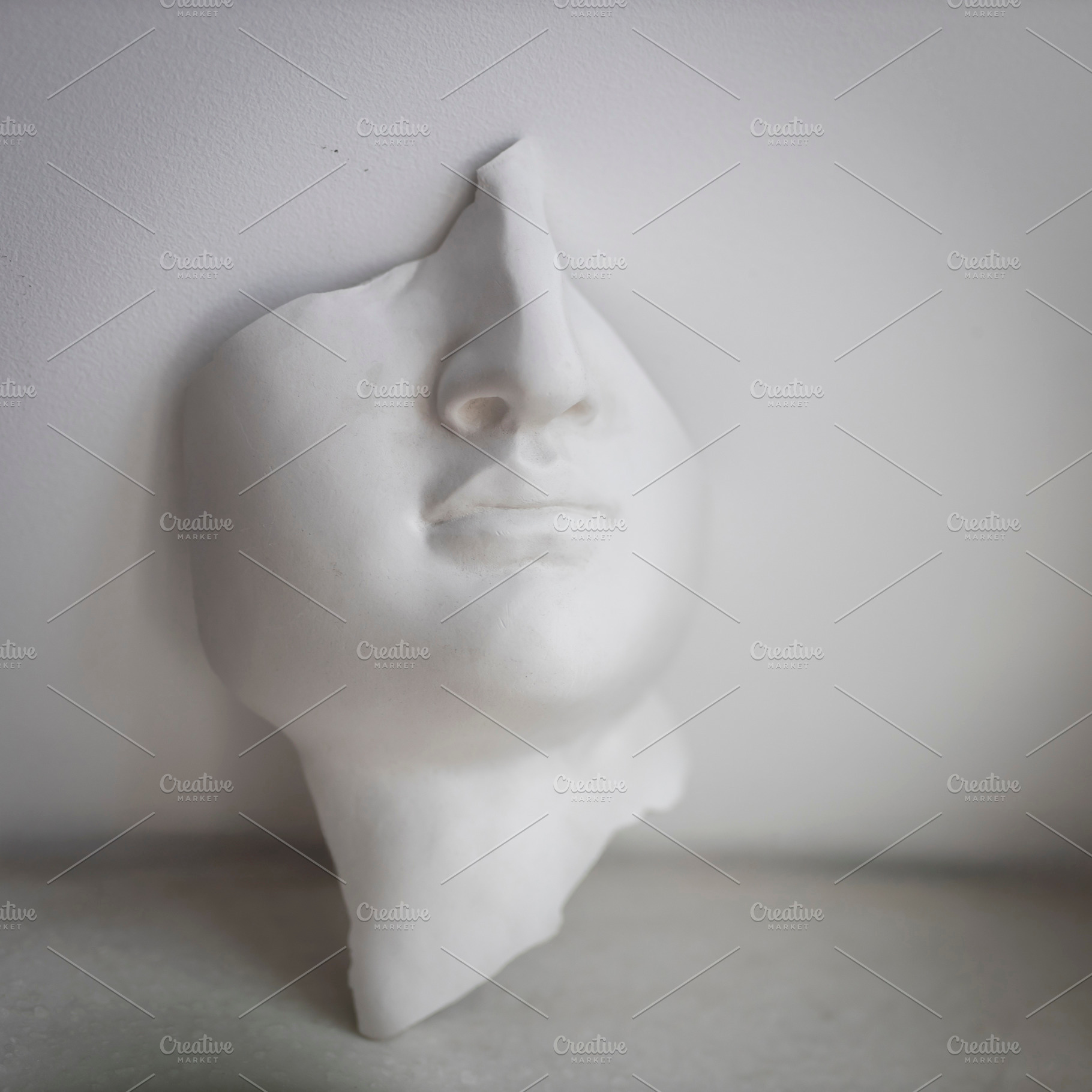 White plaster face mask sculpture, a Wallpaper Photo by Imaginarium