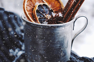 Mulled wine containing mulled wine, winter, and spices