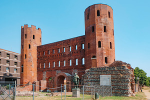the Porta Palatina in Turin, with its towers, a Photo by Nito