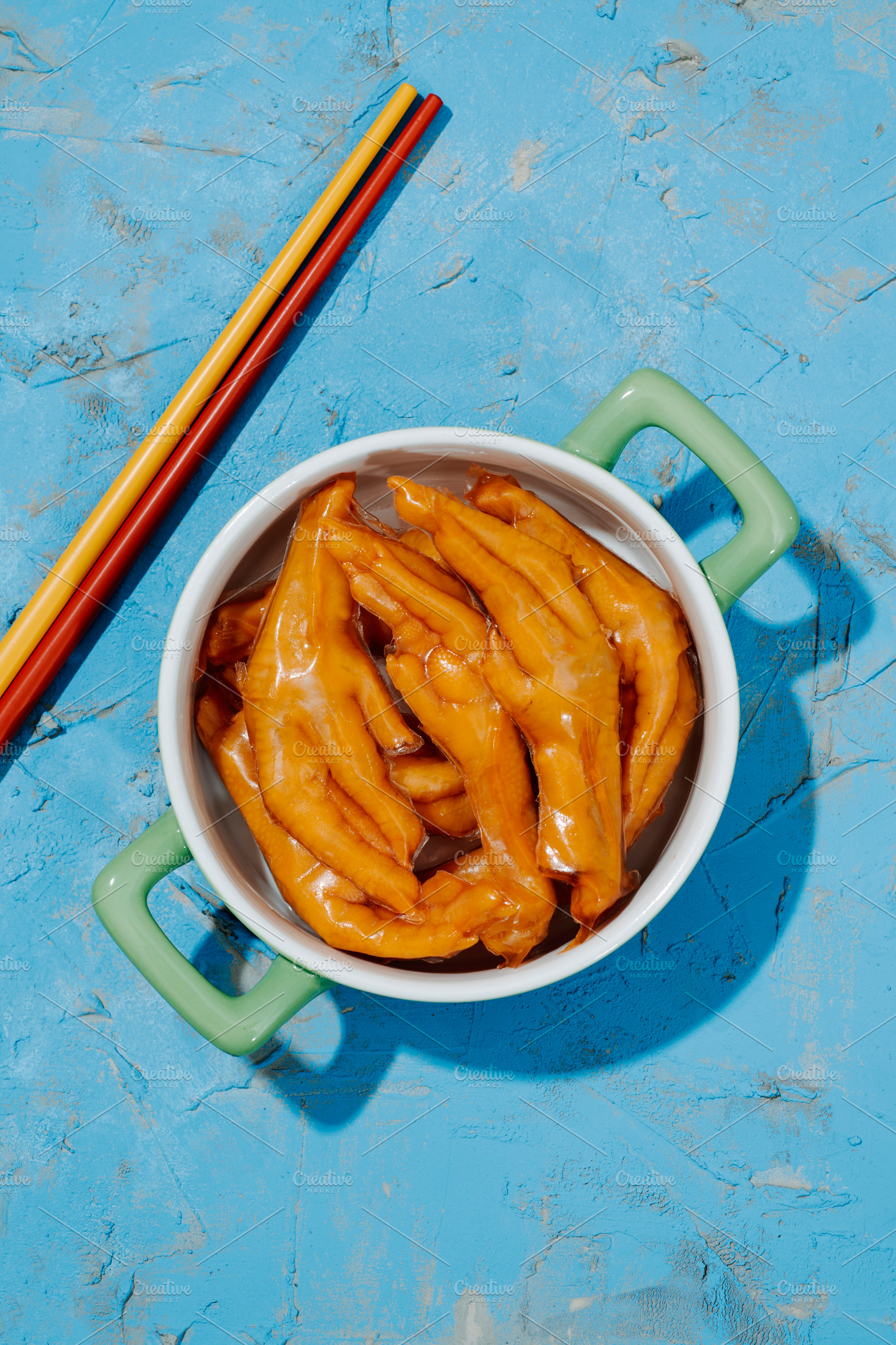 asian boneless chicken feet in a ceramic casserole, a Photo by Nito