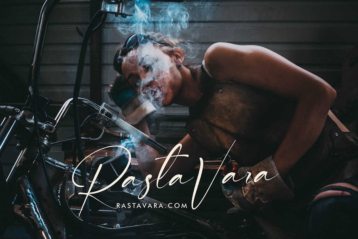 Digterra, a Script Font by pineungtype (Photo 7 of 7)