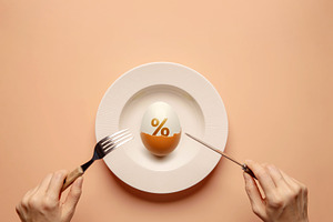 Boiled egg and percentage symbol on a plate. Inflation, rising f, a Photo by salmon.black