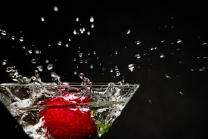 Strawberry splashing into refreshing, a Photo by 1miromiro