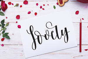 Monday Holiday Handwritten Font