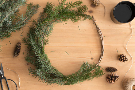 Making a christmas wreath, JPEG