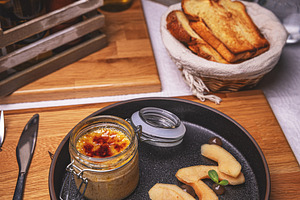 Chicken liver pate served with caramelized quince, a Photo by Grafvision photography