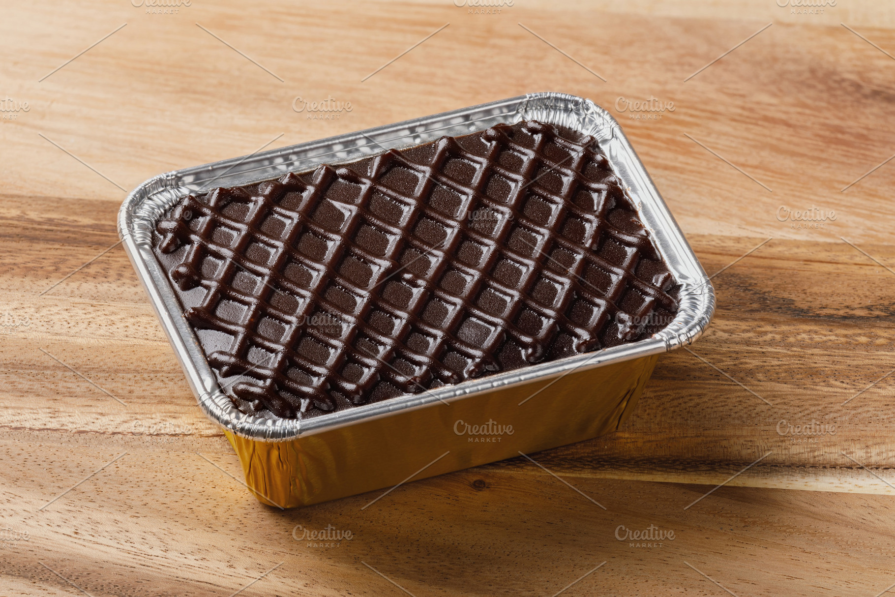 Chocolate cake in aluminium foil tra, a Photo by Smith Chetanachan