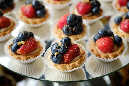 Gourmet Berry Tartlets: Miniature Fruit Desserts.