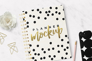Planner & Agenda 7x9" Mockup