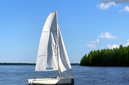 Photo white sailing boat small yacht