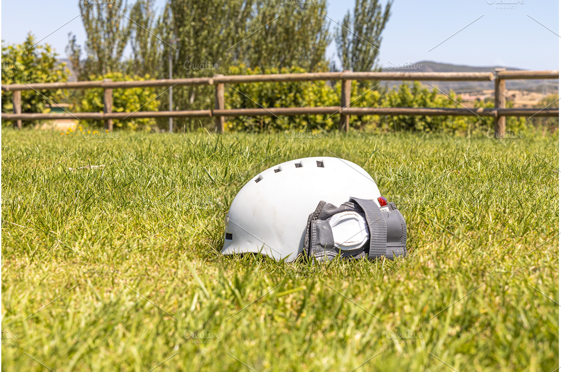 A white helmet and A gray wrist, a Technology Photo by Illustrations&photos