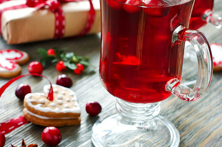 Mulled wine with cranberry, cookies