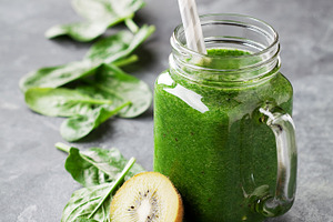 Healthy green smoothie with spinach, kiwi and chia seeds