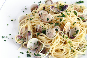 spaghetti with clams closeup