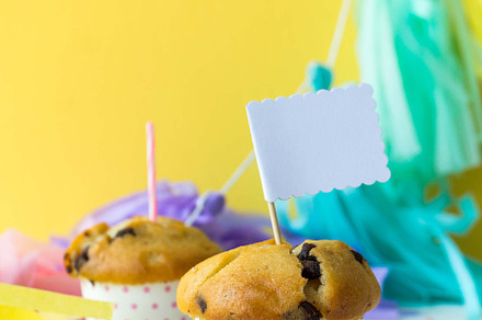 Party bakery photo in yellow/white