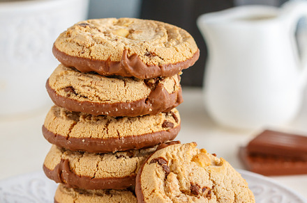 chocolate  cookies with peanut