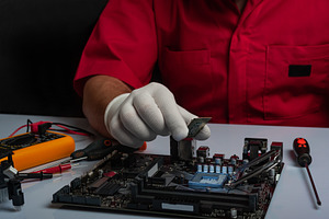 Multi core cpu installation on compu featuring cpu, pc, and motherboard