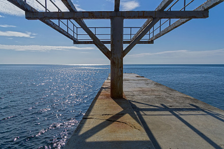 View towards the sea horizon along the groyne.
