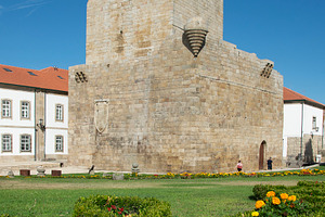 Medieval keep of chaves castle with a garden in the foreground, an Architecture Photo by DanFLCreativo