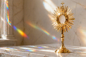Corpus Christi monstrance on marble, a Photo by Dvoevnore photos