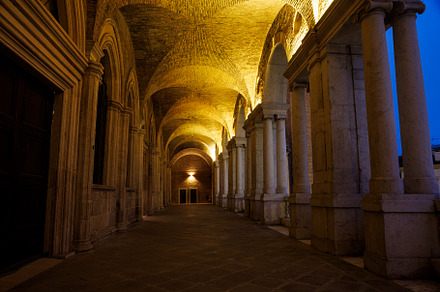 Vicenza downtown, open gallery of the Basilica Palladiana, an Architecture Photo by Bepslabor